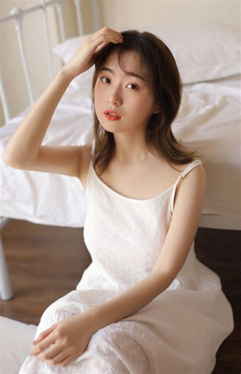 《亚洲AV色情偷拍精品》